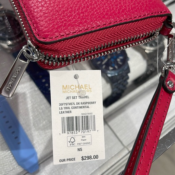 MICHAEL KORS Large Pebbled Leather Continental Wallet Phone Holder Wristlet
NWT - Picture 14 of 16